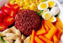 Cơm gạo lứt trộn rau củ